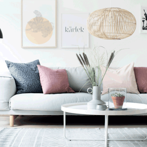 https://dk-femina-backend.imgix.net/1514-signe-bolig-prim.png?ixlib=vue-2.9.1&auto=format&width=300&height=300&fit=crop&fp-x=0.5&fp-y=0.5