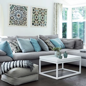 https://dk-femina-backend.imgix.net/1520-indret-sommerhus-prim.jpg?ixlib=vue-2.9.1&auto=format&width=300&height=300&fit=crop&fp-x=0.5&fp-y=0.5