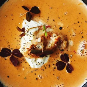 https://dk-femina-backend.imgix.net/1751-nytaarsmenu-2-jomfruhummerbisque.jpg?ixlib=vue-2.9.1&auto=format&width=300&height=300&fit=crop&fp-x=0.5&fp-y=0.5