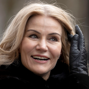 https://dk-femina-backend.imgix.net/2021-02-18/helle_thorning.png?ixlib=vue-2.9.0&auto=format&width=300&height=300&fit=crop&fp-x=0.49&fp-y=0.26