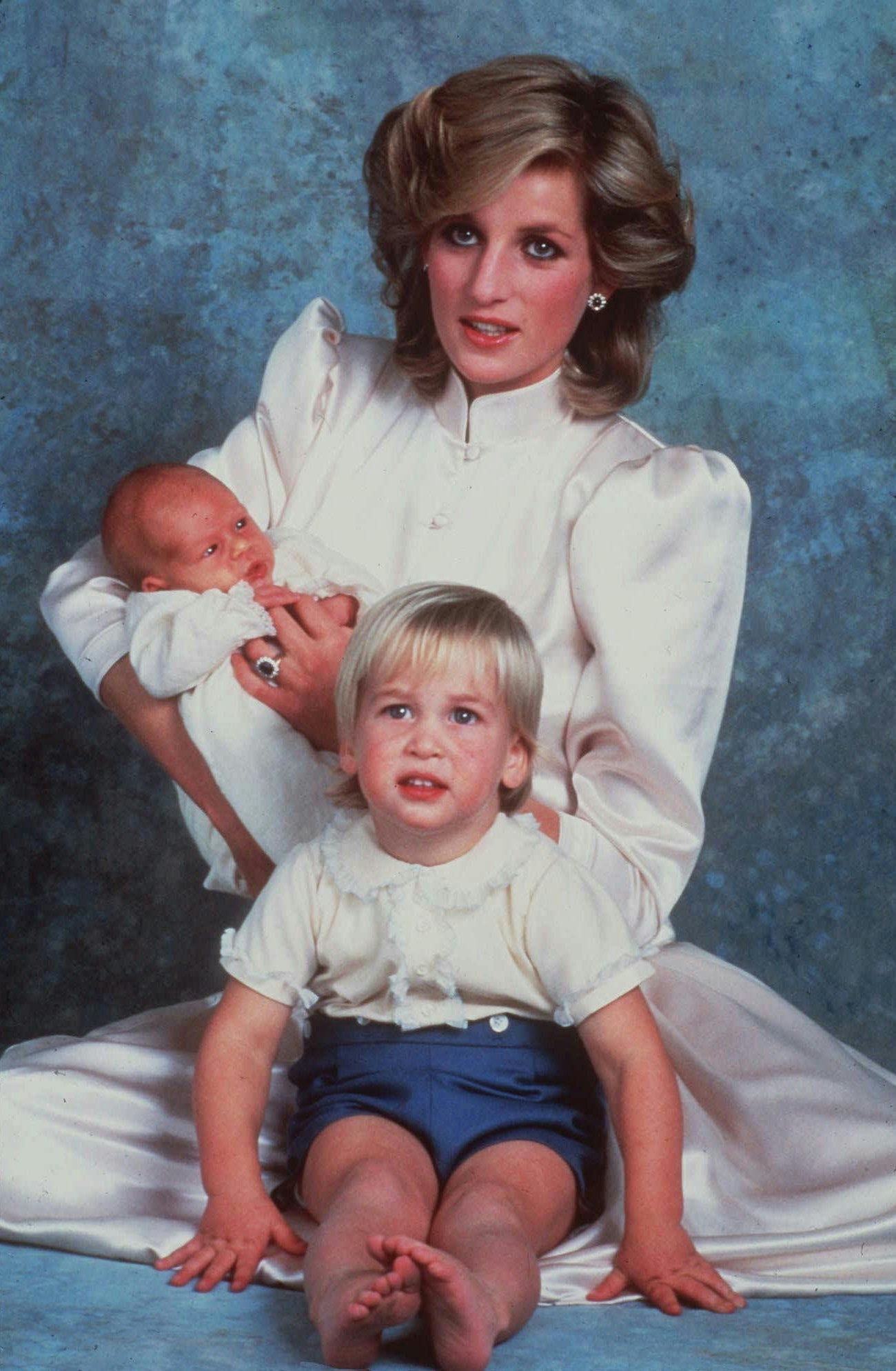 Et familieportræt med prinsesse Diana og sine to sønner. 