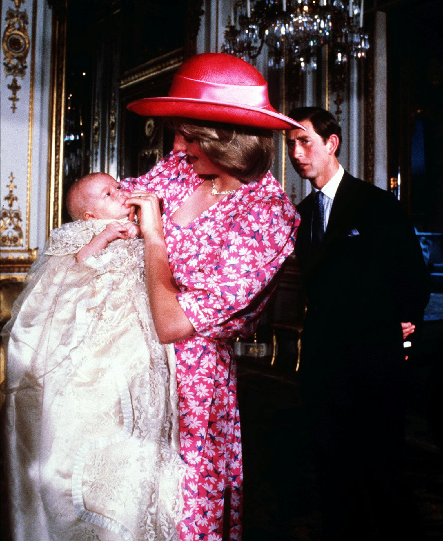 Prinsesse Diana holder prins William i Buckingham Palace, kort tid efter han er blevet døbt.