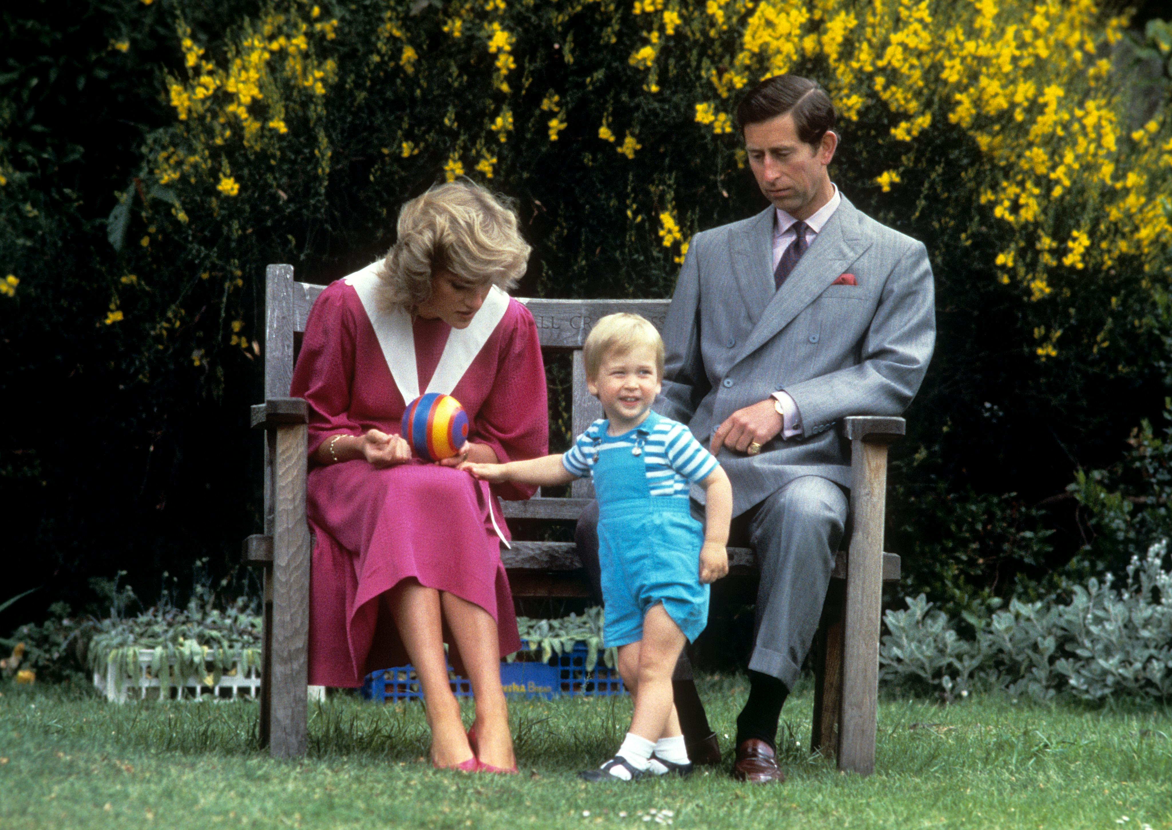 Prinsesse Diana og prins Charles leger i haven med deres snart toårige søn prins William. 
