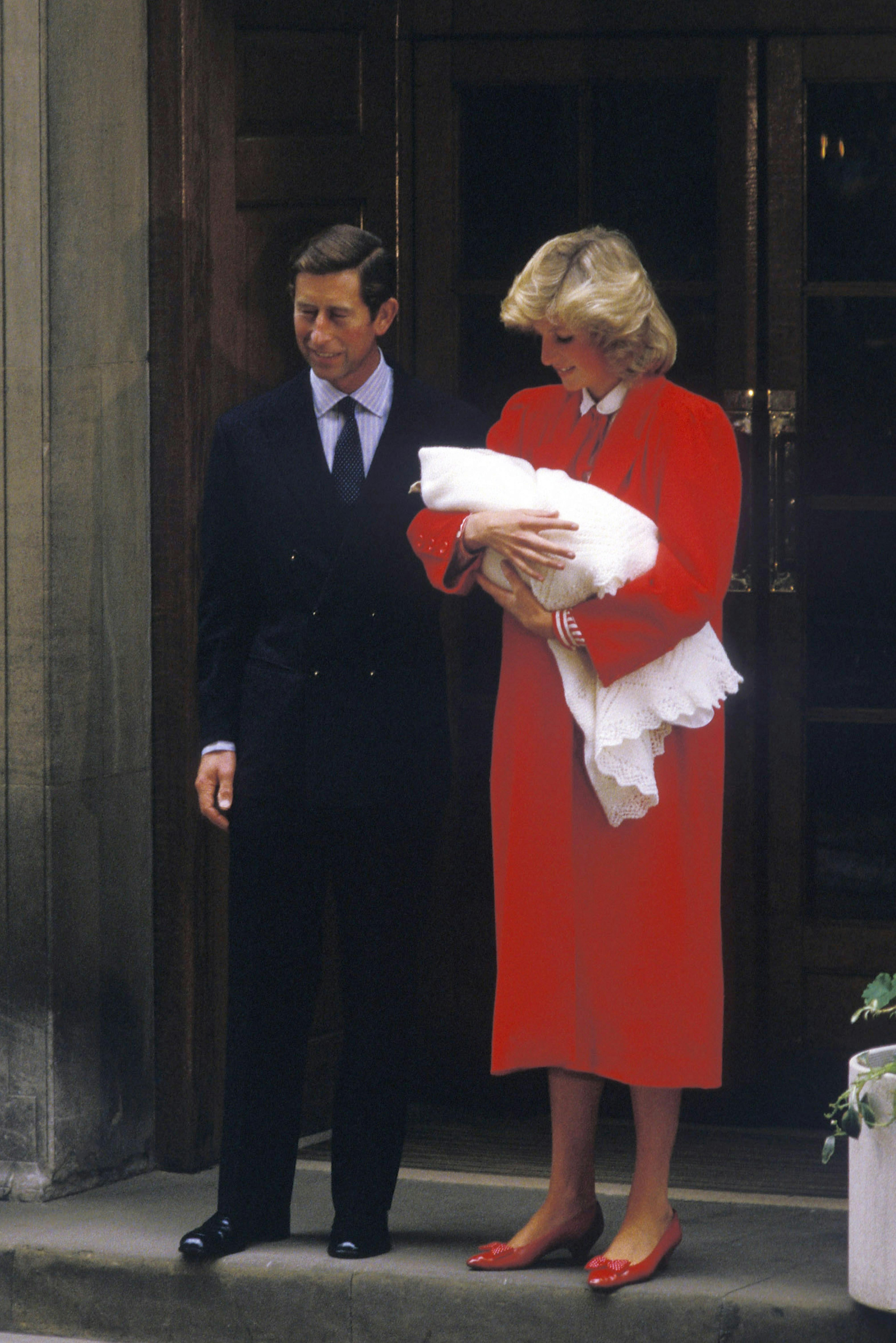 Prinsesse Diana og prins Charles på vej ud af St. Mary's Hospital med prins Harry i armene. 