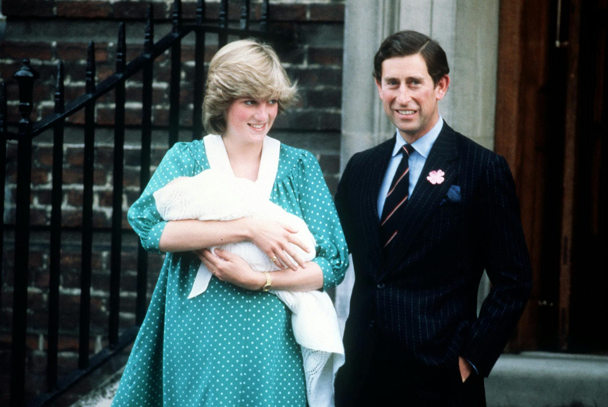 Prinsesse Diana og prins Charles forlader St. Mary's Hospital med deres nyfødte søn prins William i armene.
