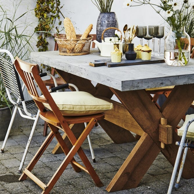 Bruge forskellige stole om bordet på terrassen for et boheme-udtryk. 
