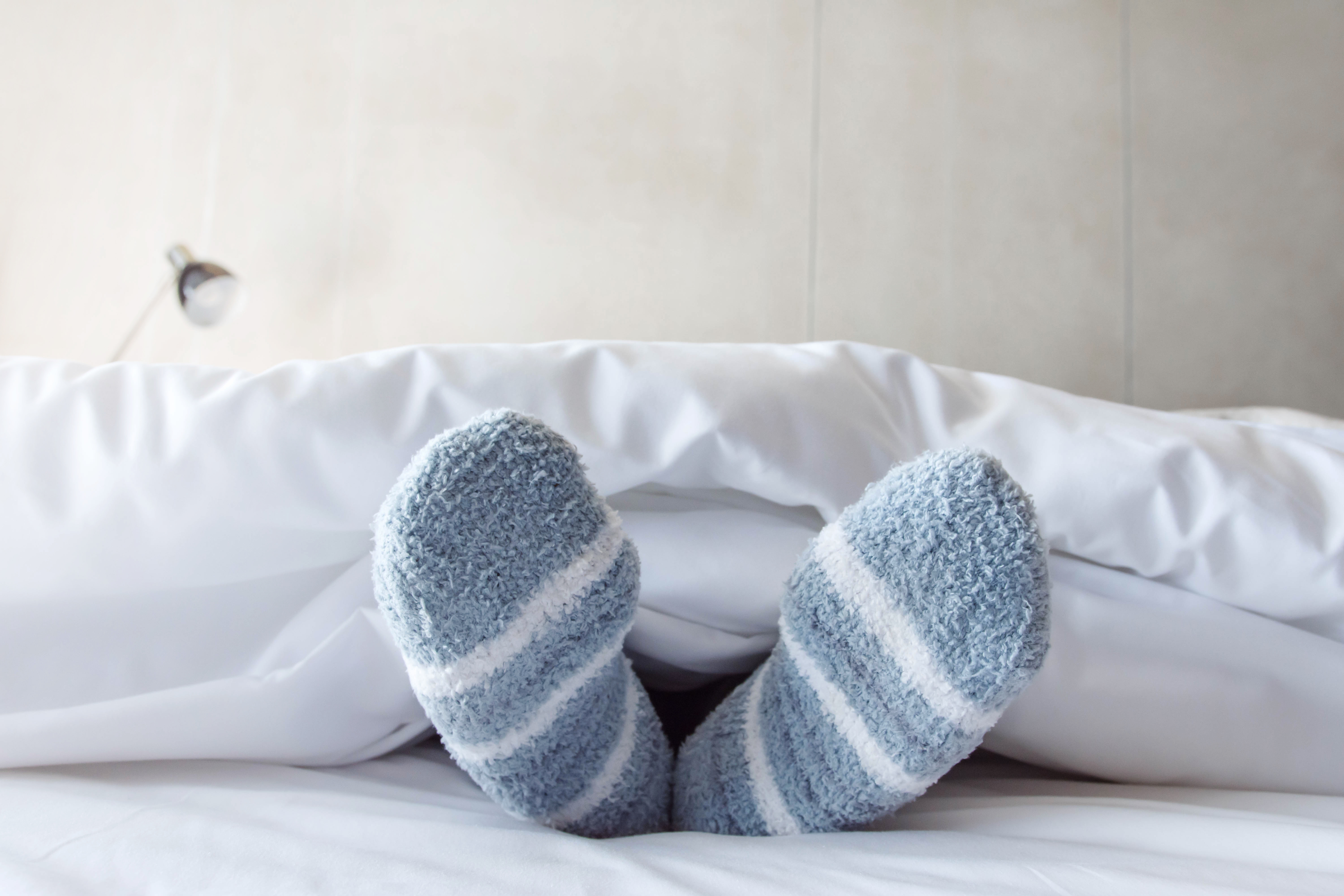 ting Inspirere Tilintetgøre Falder du hurtigere i søvn med sokker på? Tre eksperter kommer med det  endelige svar | Femina