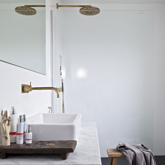 Badeværelse: Skab et roligt look med et brusehoved på væggen. 