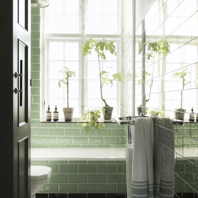 Badeværelse: Badekar med grønne fliser. 