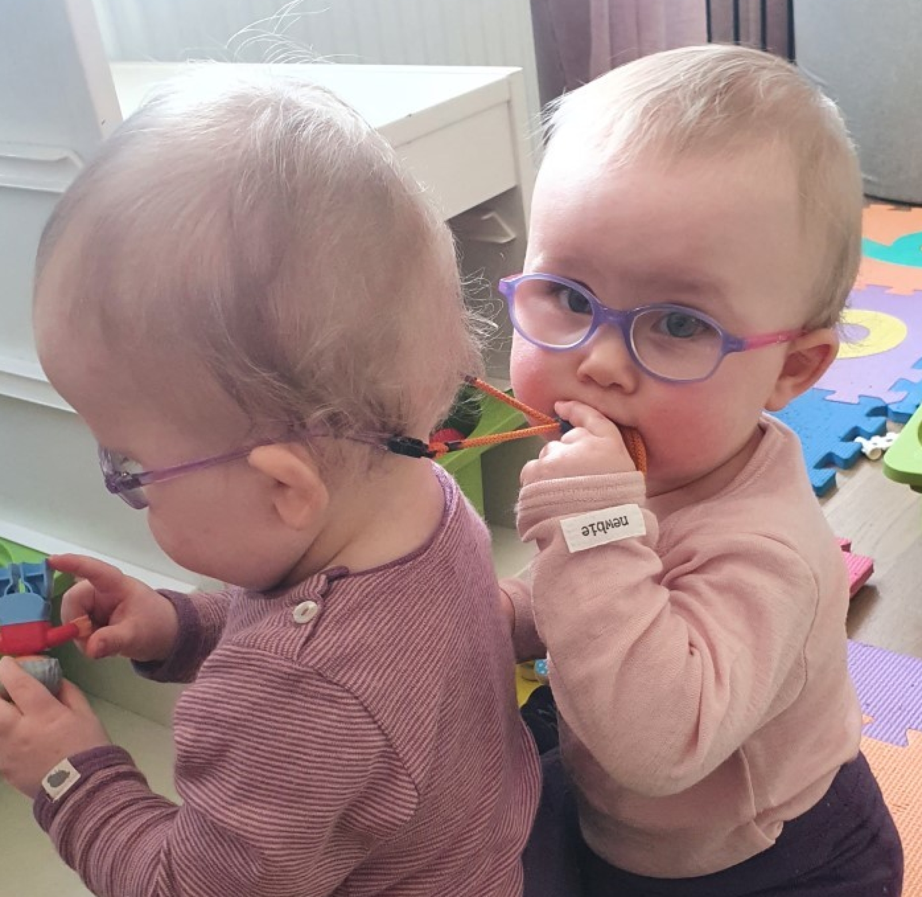 Mettes tvillinger på måneder fik briller: "Vi ikke, at dårligt" | Femina