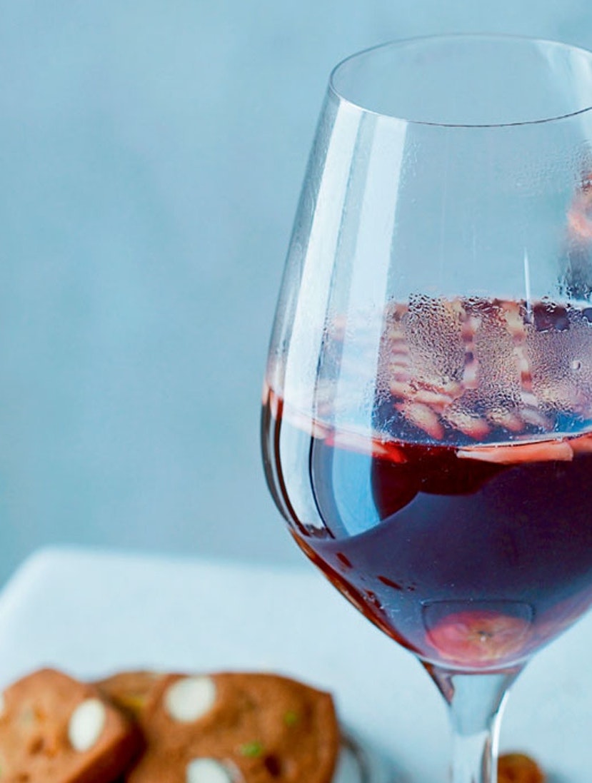 Gløgg: Opskrift på lækker og klassisk gløgg med rødvin, mandler og rosiner.