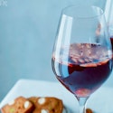 Gløgg: Opskrift på lækker og klassisk gløgg med rødvin, mandler og rosiner.