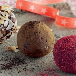 Julekugler: Opskrift på sundt julekonfekt med tørret frugt, nødder, kokos og chokolade.