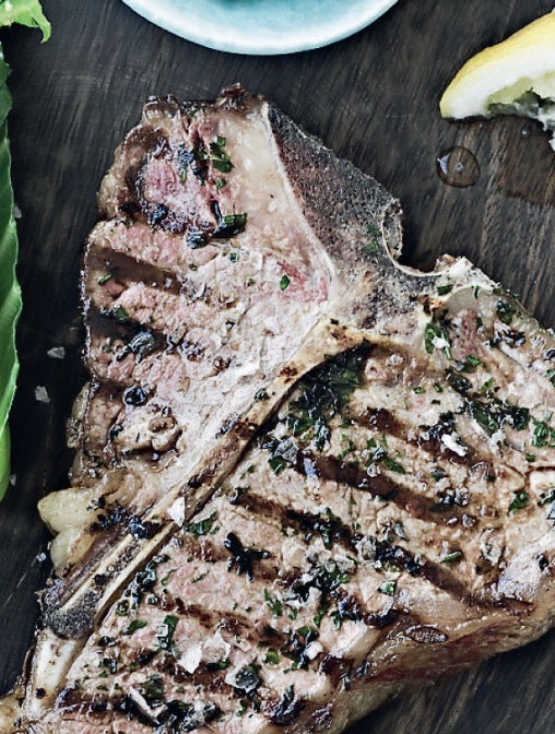 Steak med ostetopping og dampet sommerkål