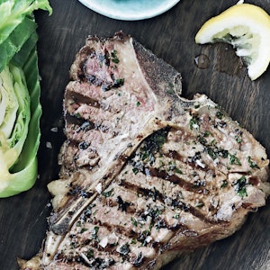 Steak med ostetopping og dampet sommerkål