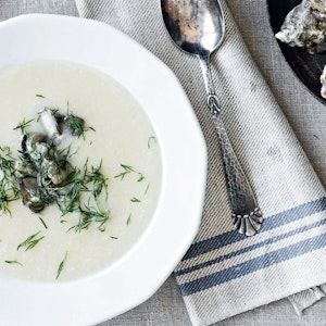 Suppe med blomkål og pocherede østers