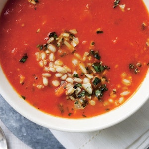 Tomatsuppe med rustik pesto og korn