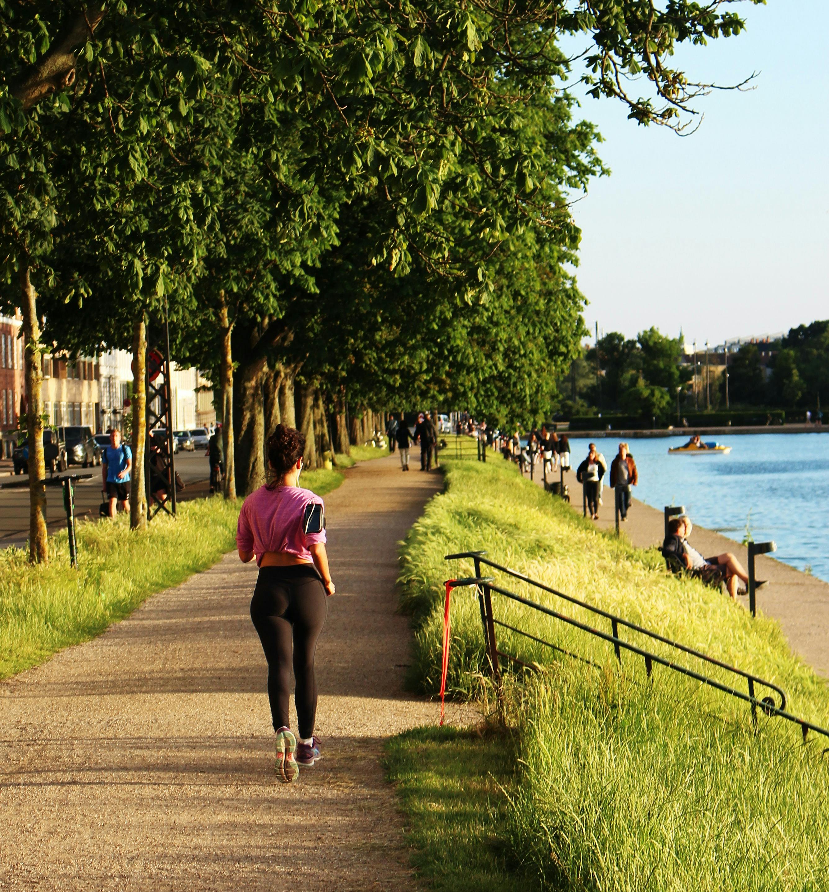 Kvinde løber tur rundt om søerne i København