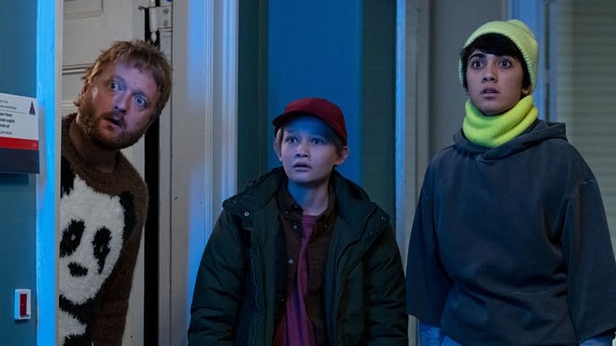 Panda-Søren (Martin Greis-Rosenthal), Elias (Bertil Karlshøj Smith) og Noor (Shireen Rasool) i "Kometernes jul"