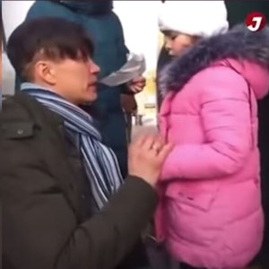 Ukrainsk far siger farvel til datter