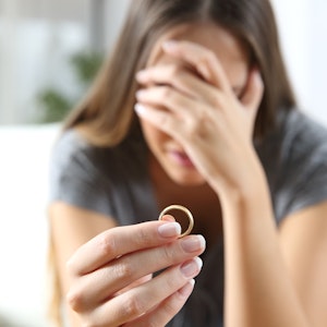 Kvinde med en vielsesring
