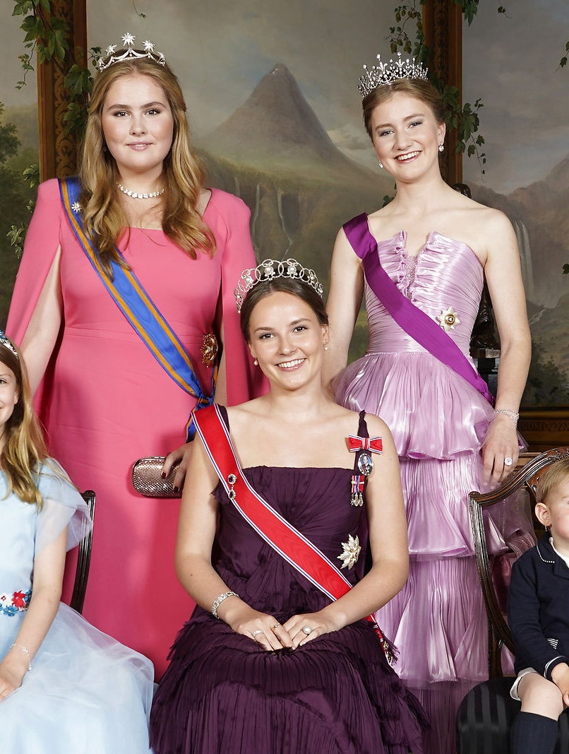 Fra venstre: Prinsesse Estelle, prinsesse Amalia, prinsesse Ingrid Alexandra, prinsesse Elisabeth og prins Charles