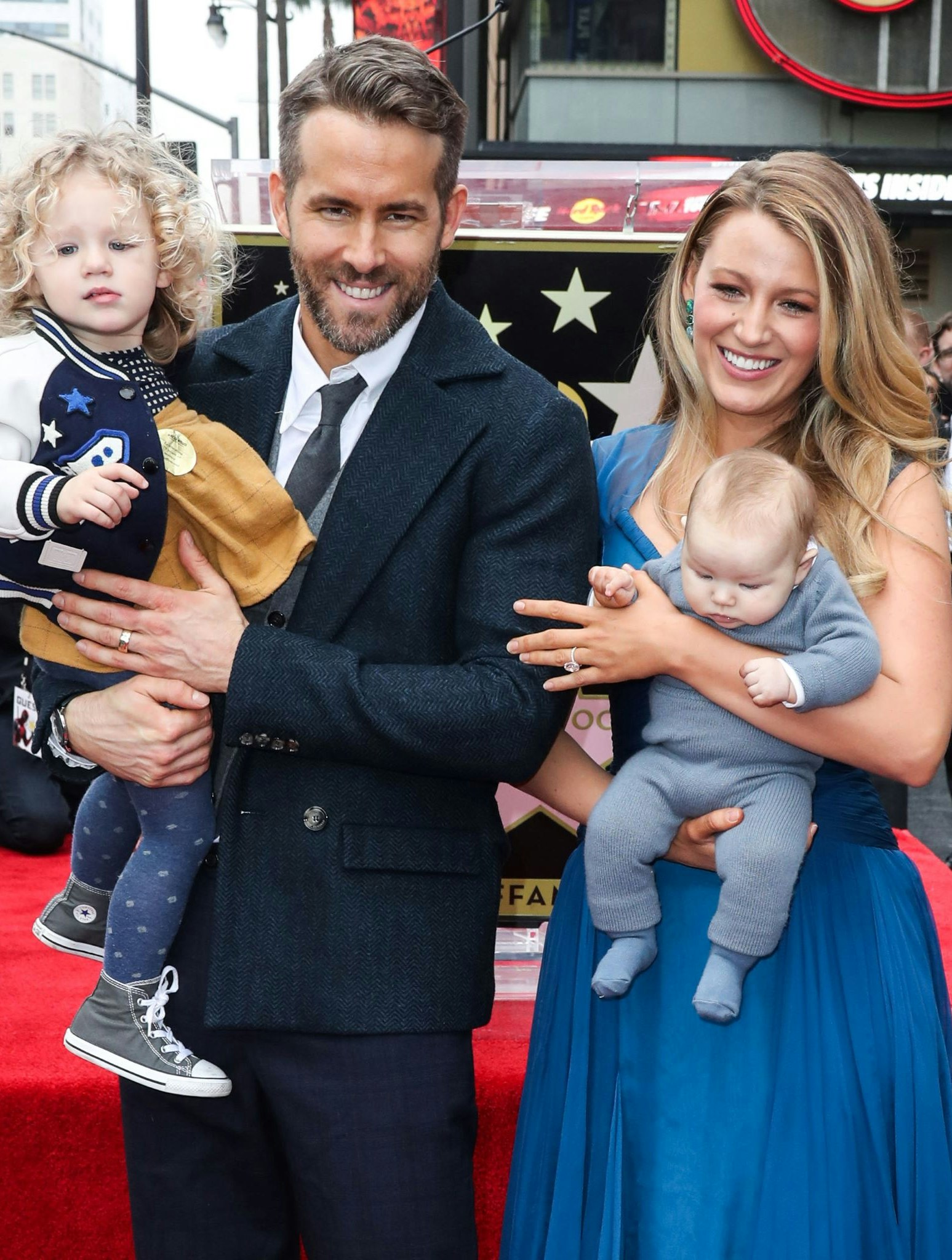 Ryan Reynolds og Blake Lively med to af deres børn
