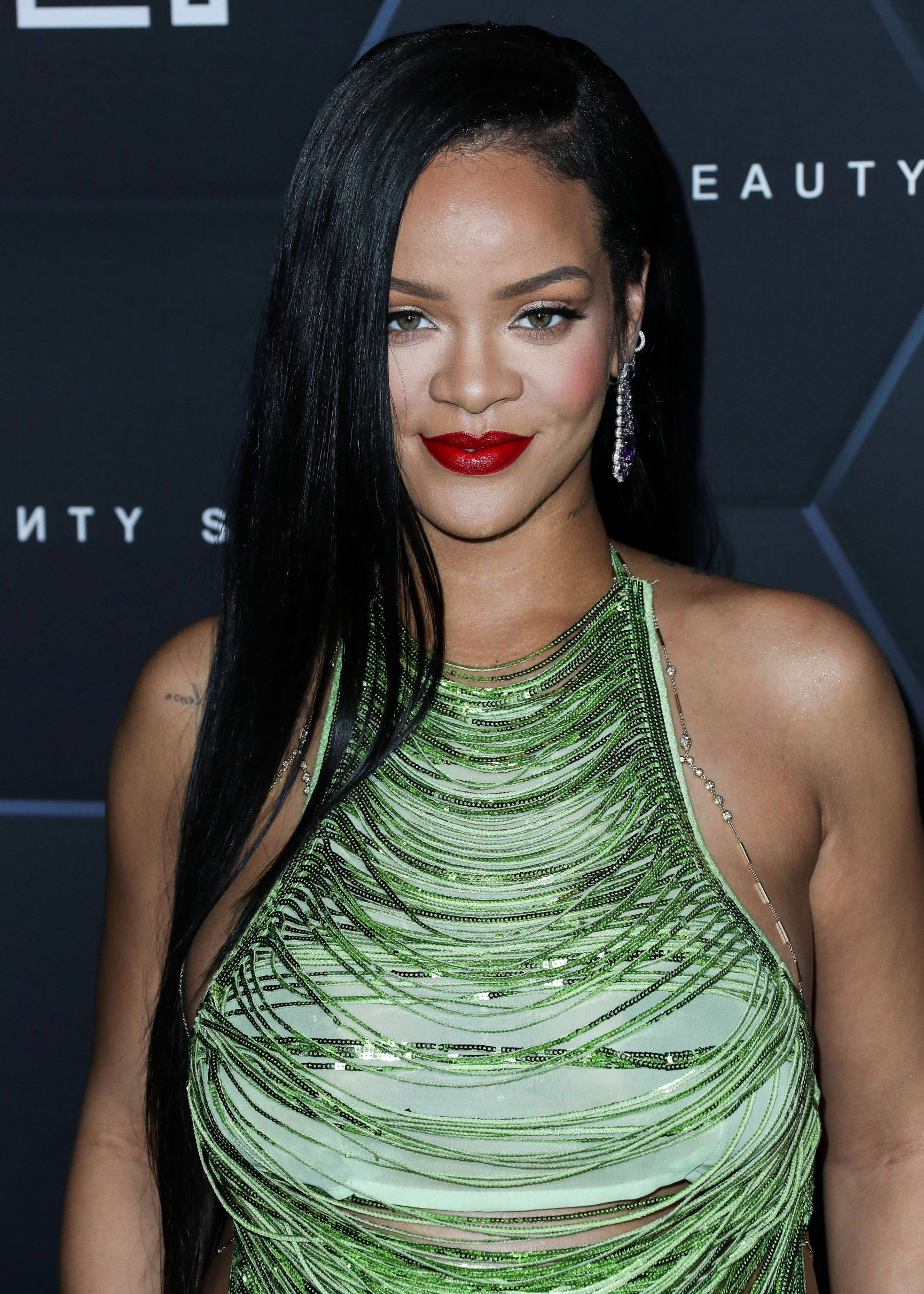 Rihanna overhaler Kim Kardashian: er hun den yngste kvindelige, selvgjorte milliardær |