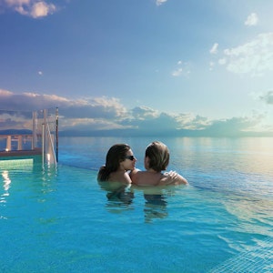 To personer i en pool