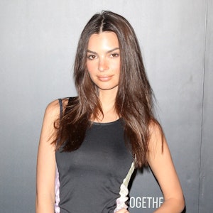 https://dk-femina-backend.imgix.net/2023-01-20/Emily_Ratajkowski_leggins.jpg?ixlib=vue-2.9.1&auto=format&width=300&height=300&fit=crop&fp-x=0.49&fp-y=0.29