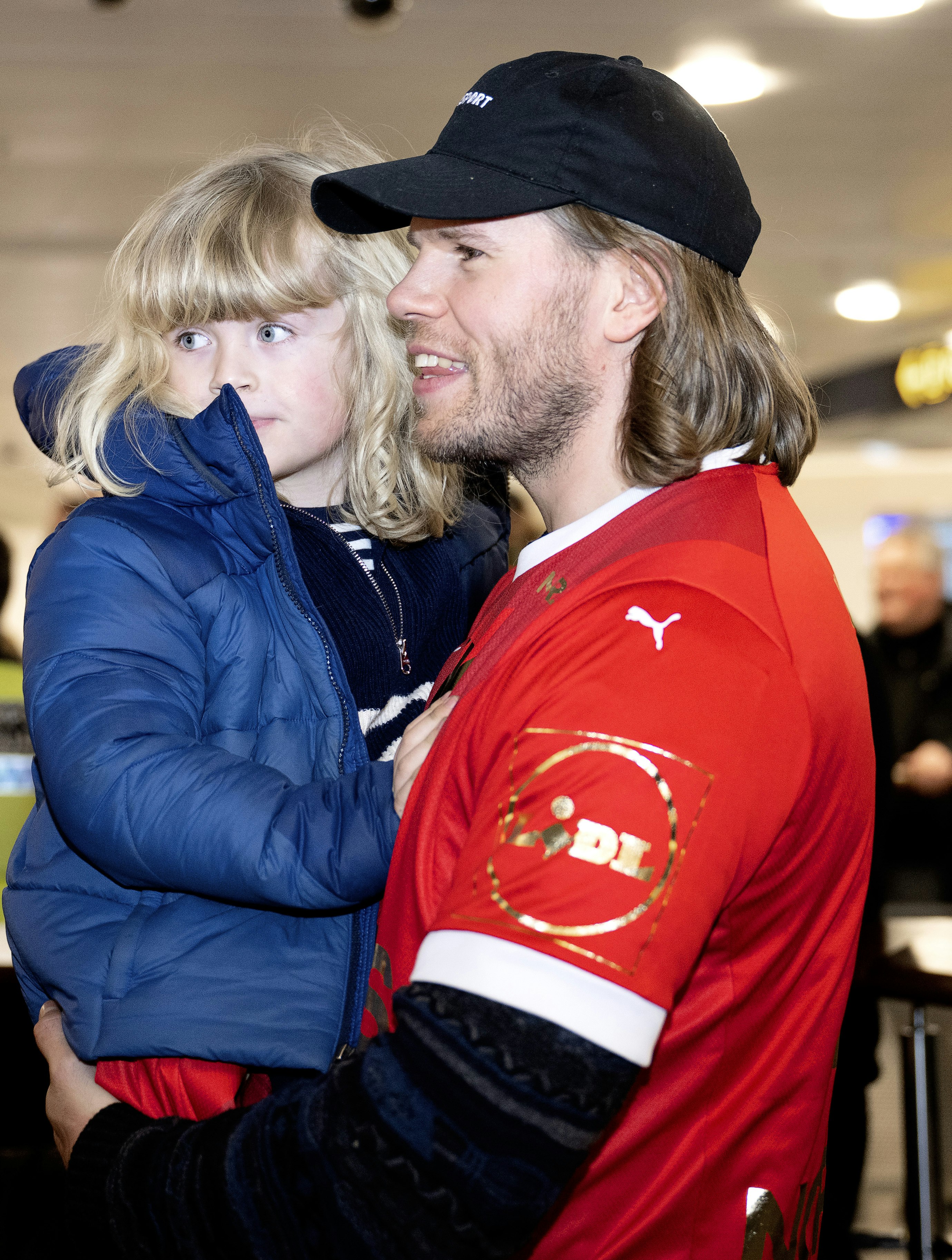 Lagde du mærke til det: Mikkel Hansen genskaber ikonisk øjeblik med sønnen Eddie Max