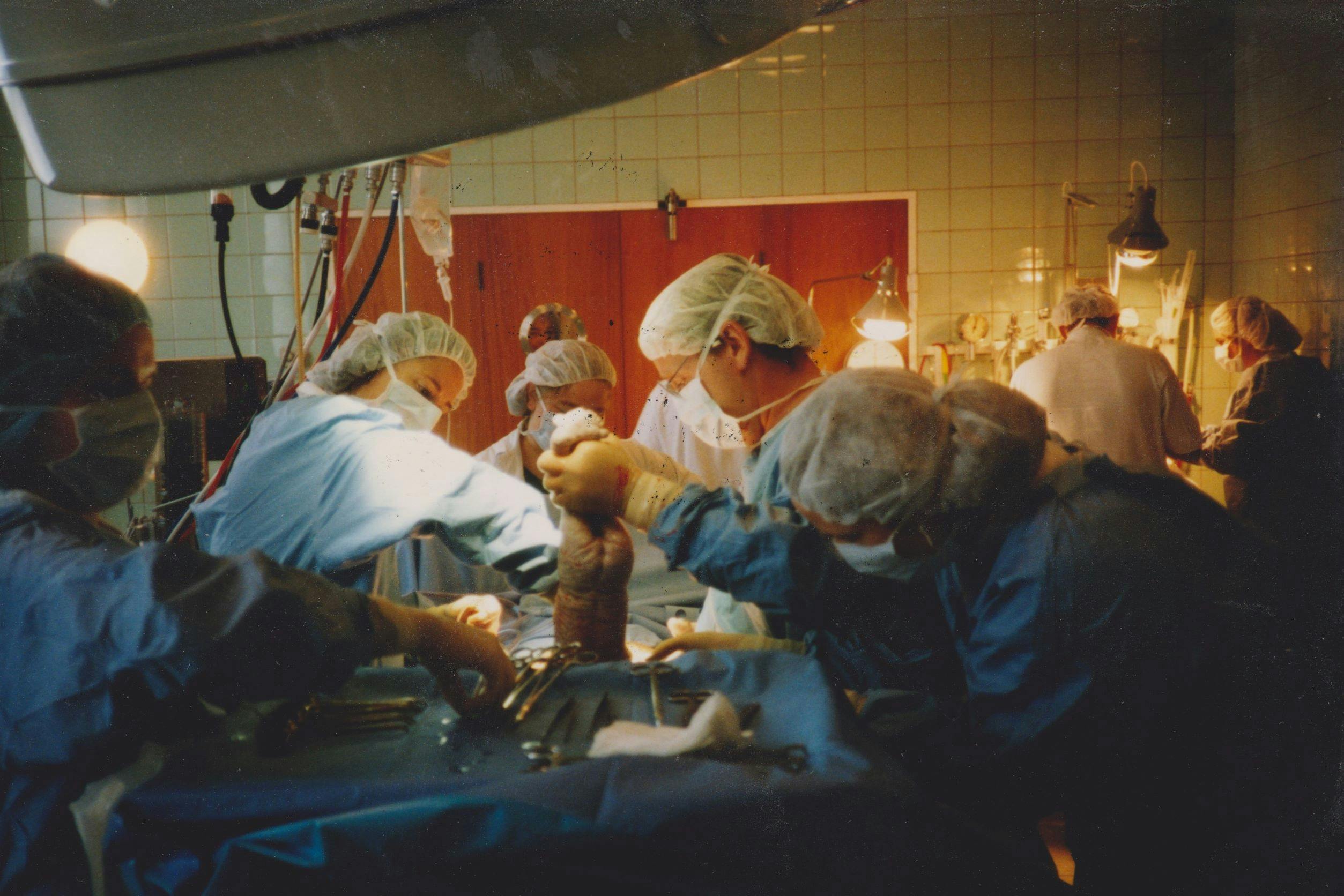 Operationsstuen var fuld af læger og lægestuderende under Abelones kejsersnit.&nbsp;
