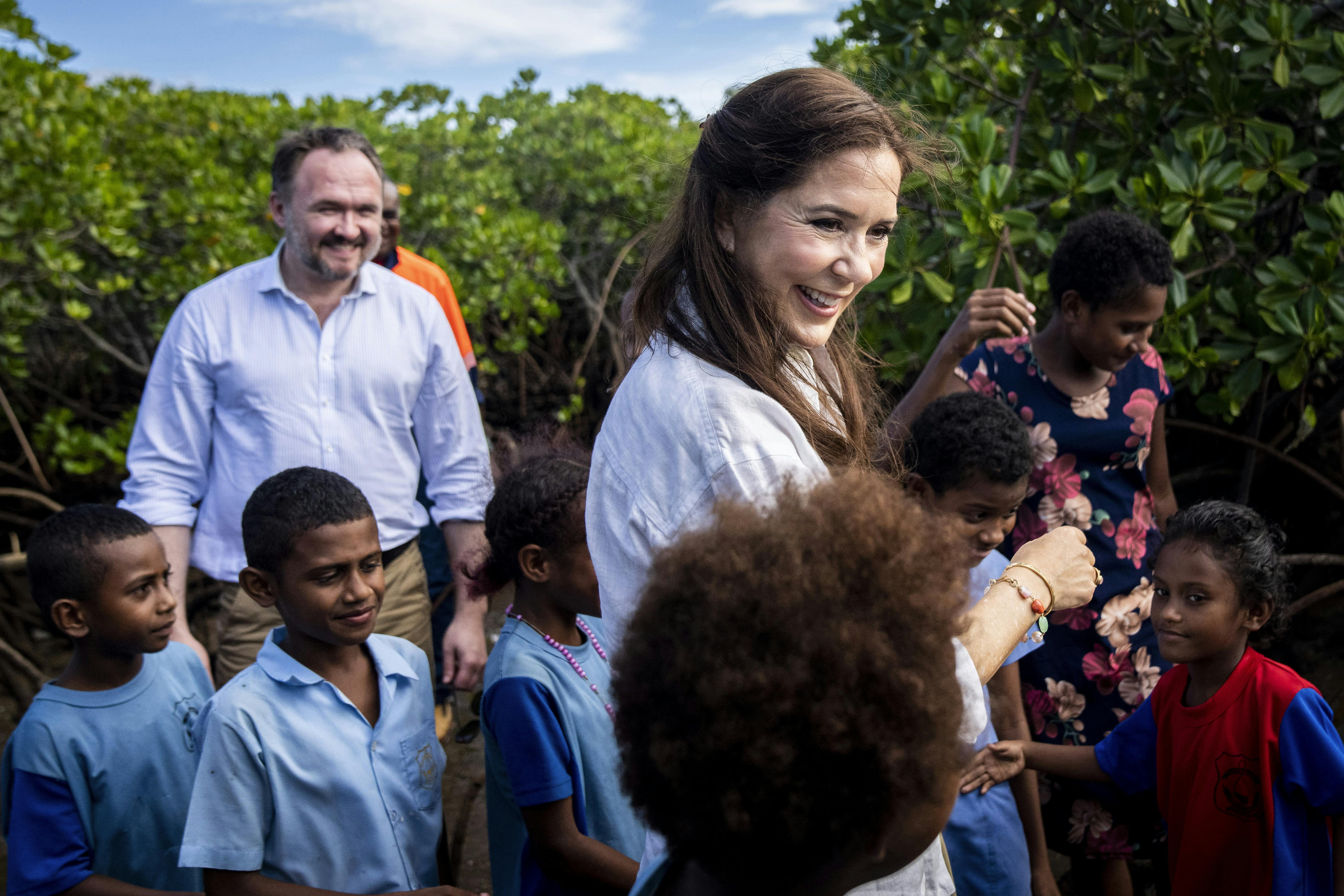 Kronprinsesse Mary og klimaminister Dan Jørgensen er lige nu på statsbesøg på Fiji.