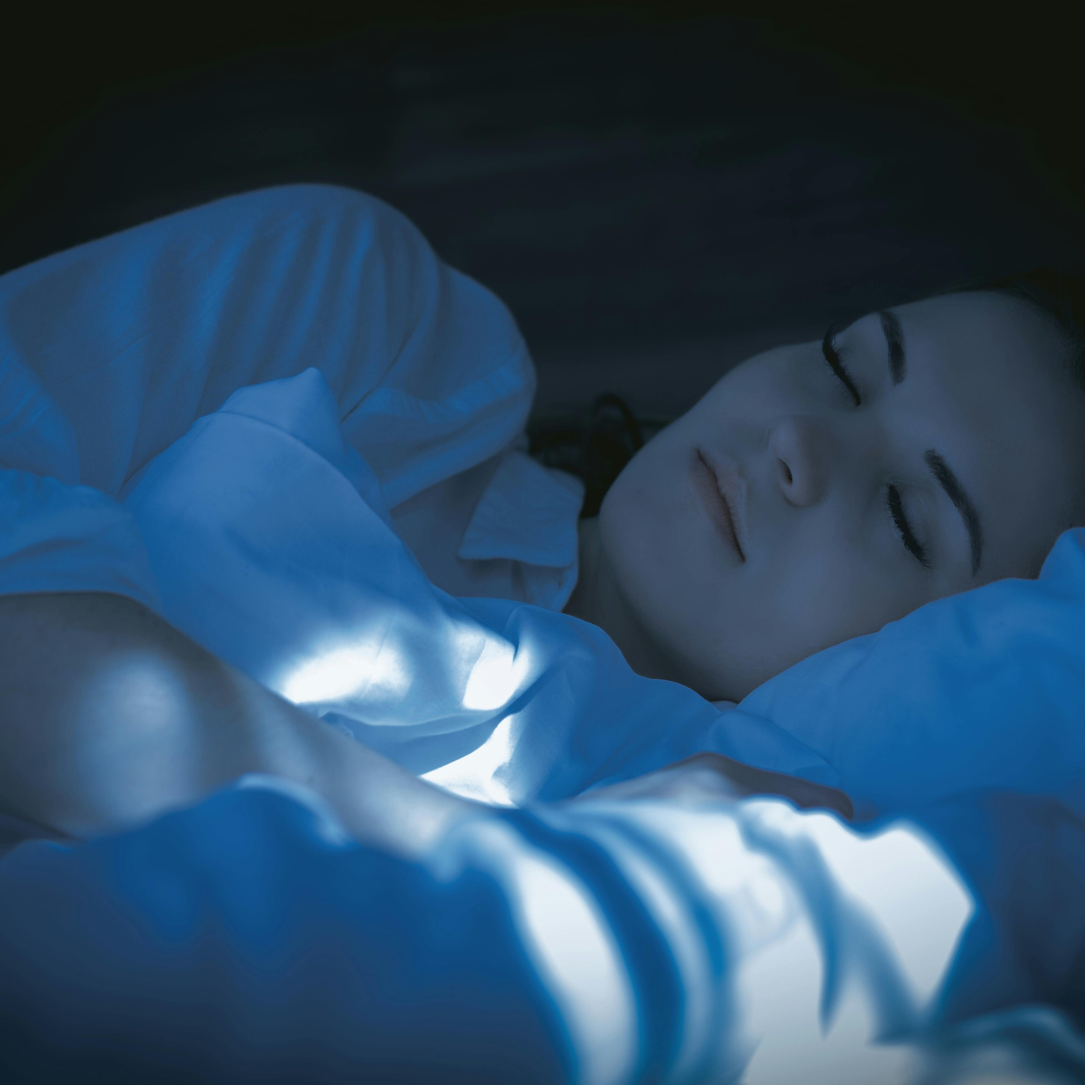 sovende kvinde i REM-søvn