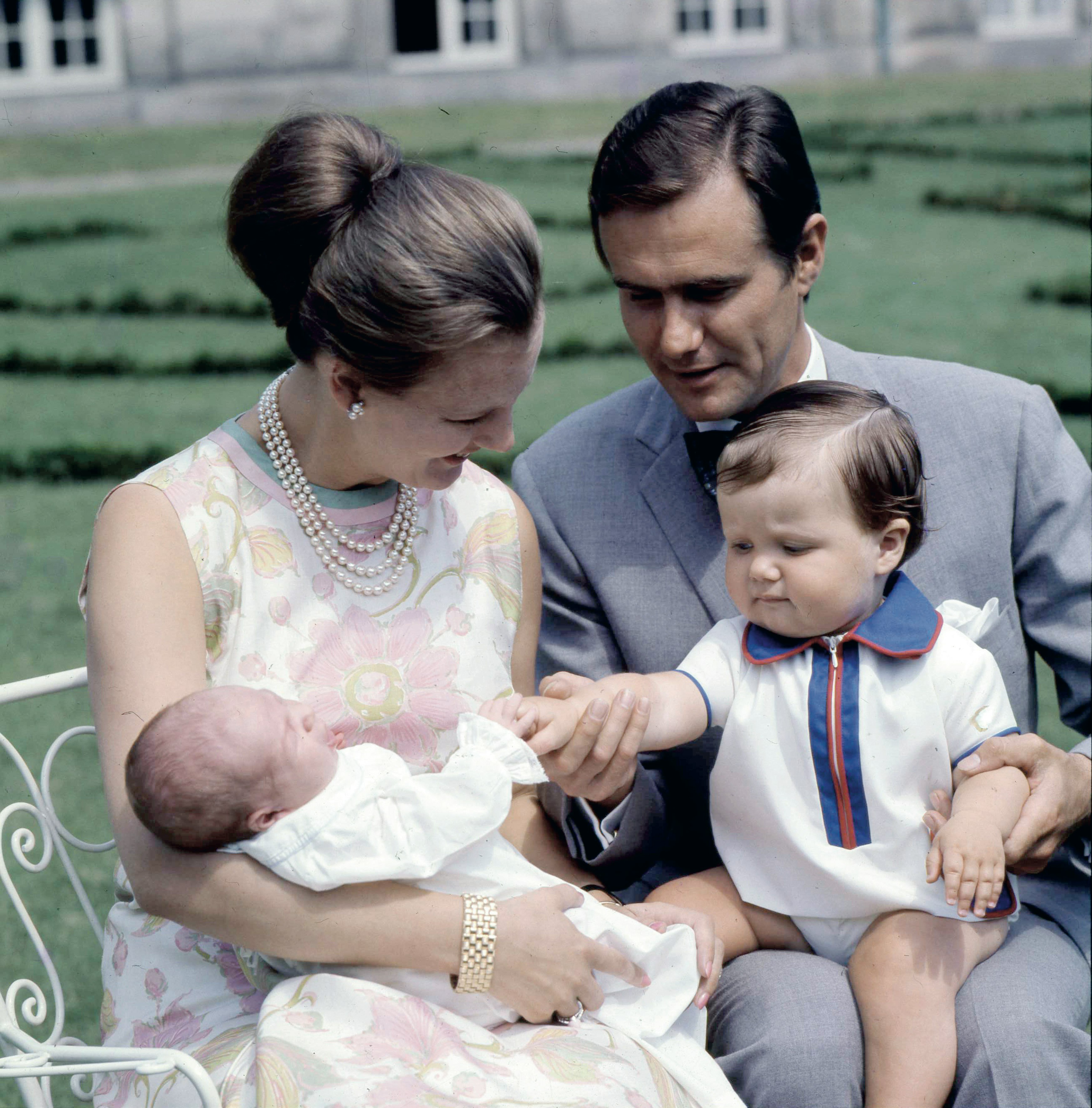 Se nyfødte Prins Joachim med Margrethe, Henrik og Frederik