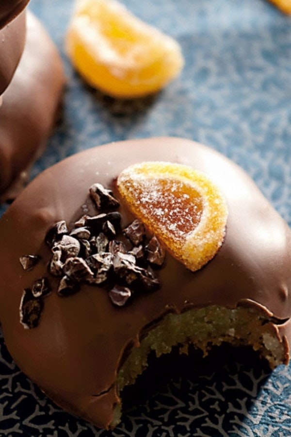 Skønne konfektkugler med appelsin og chokolade til kaffen efter julemaden