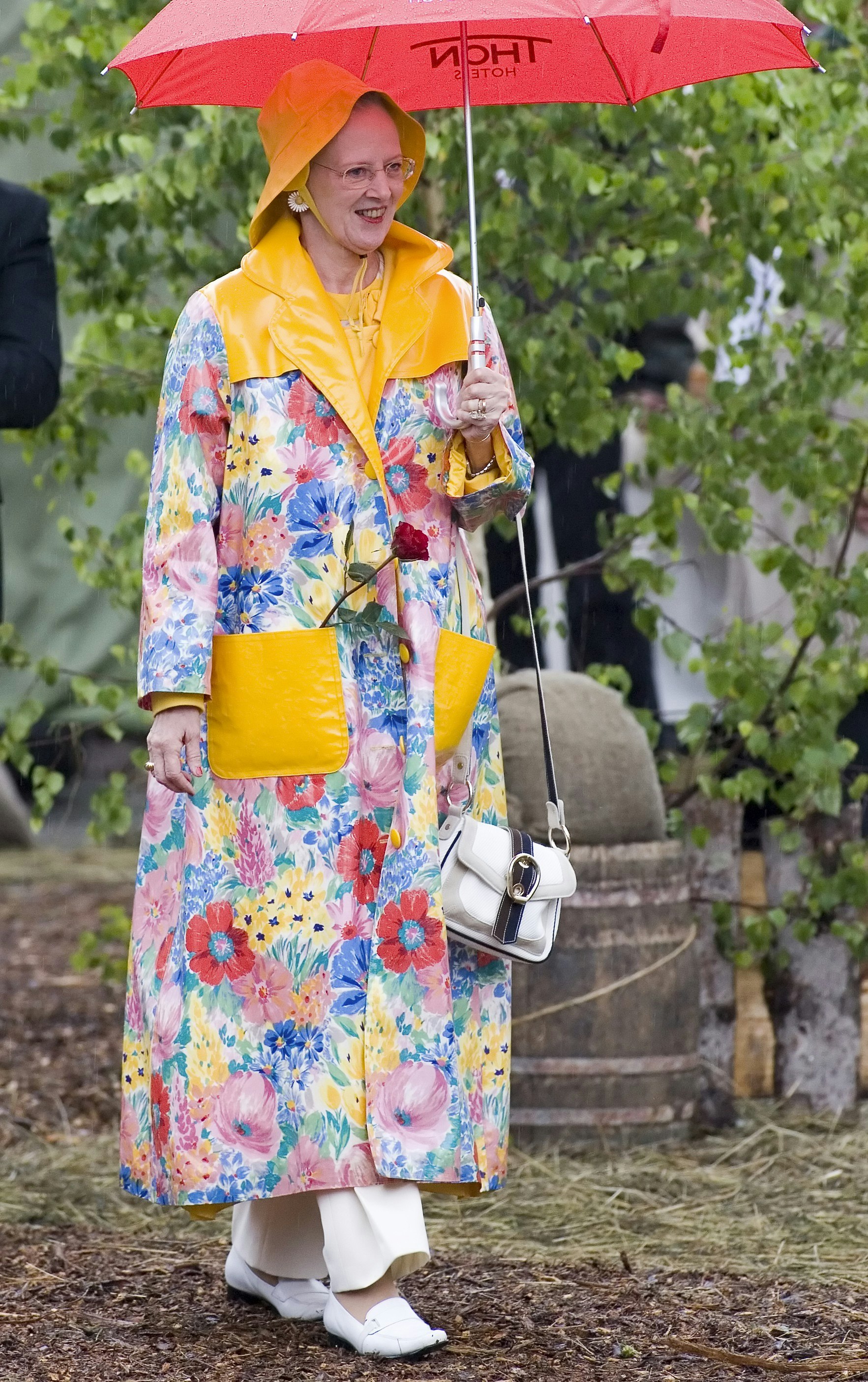 Dronning Margrethe i regnjakken over dem alle. Ikonisk.