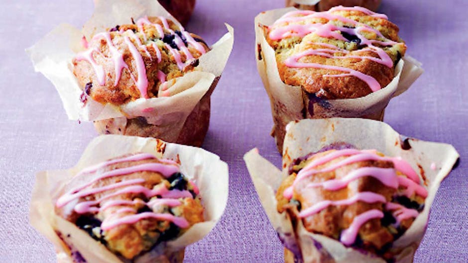 Opskrift på blåbærmuffins med lyserød glasur