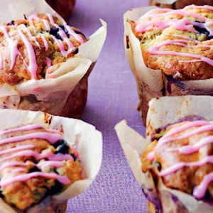 Opskrift på blåbærmuffins med lyserød glasur