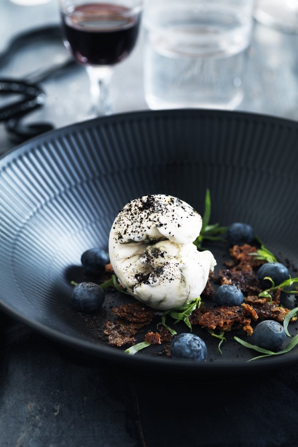 Desserten her er brændt hvid chokolade med lakridsis, blåbær og estragon