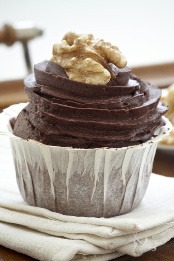 Bløde, lækre browniemuffins med frosting på toppen kaldes cupcakes