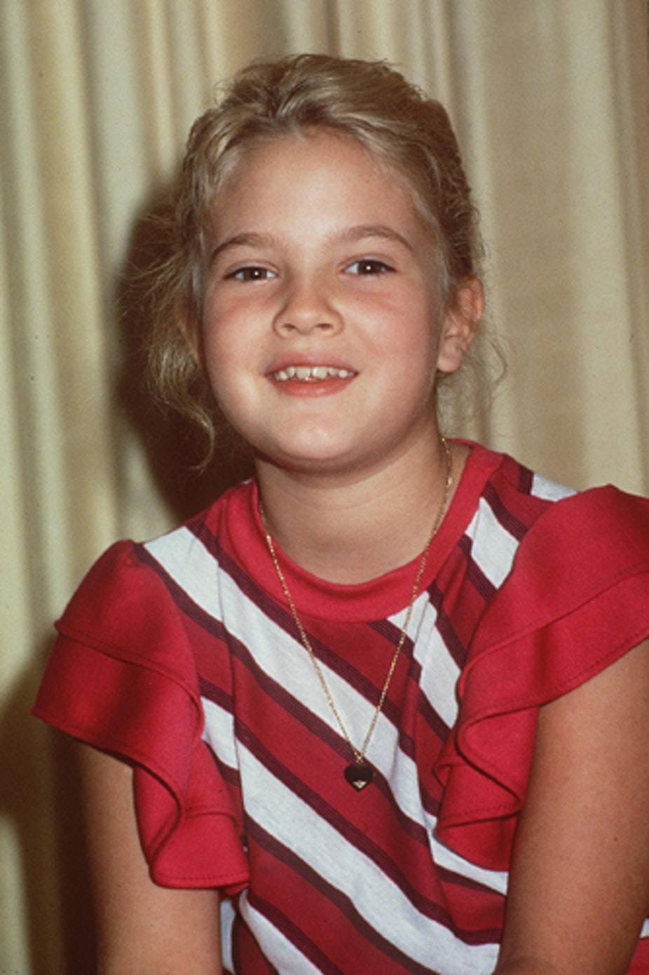 Drew Barrymore smiler til kameraet som lille pige