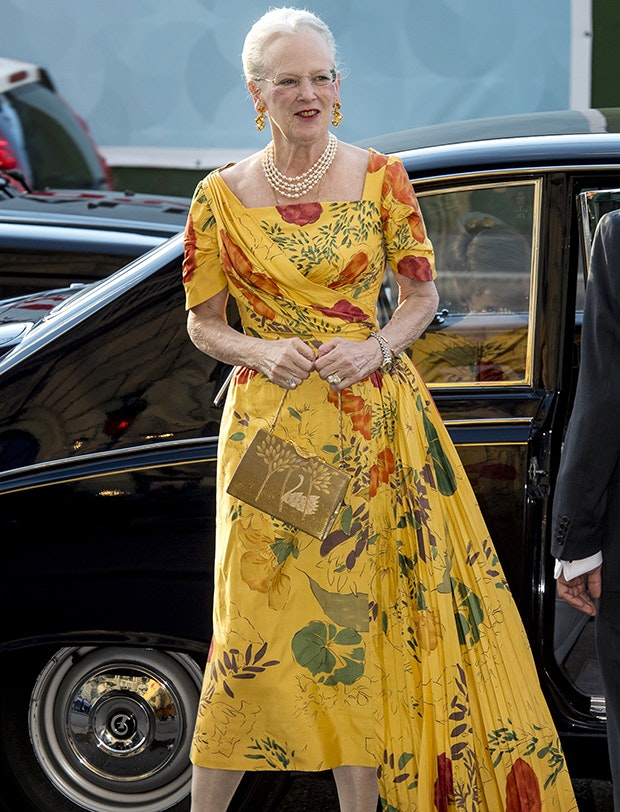 Genbrugsguld og silkeslæb: Dronningens smukkeste kjoler | Femina