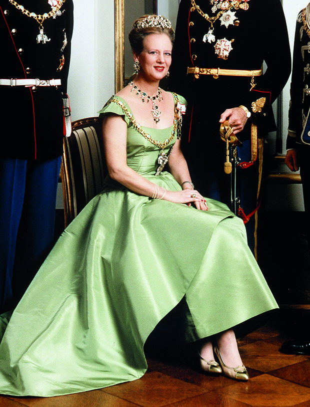 ophobe Vær opmærksom på blæse hul Genbrugsguld og silkeslæb: Se Dronningens smukkeste kjoler | Femina