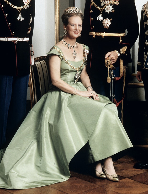 cigaret lækage Ekspert Genbrugsguld og silkeslæb: Se Dronningens smukkeste kjoler | Femina