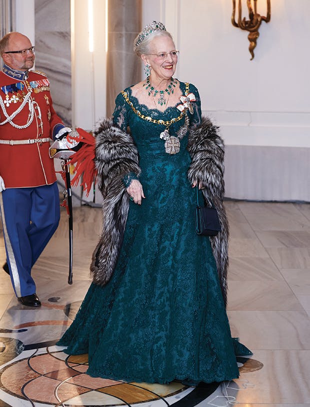 Genbrugsguld silkeslæb: Se Dronningens kjoler | Femina