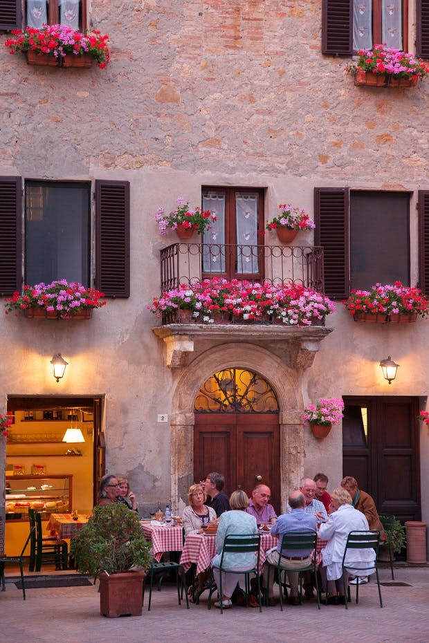 Pavebyen Pienza i Toscana er en af de ultra-charmende middelalderbyer, der besøges på rejsen.