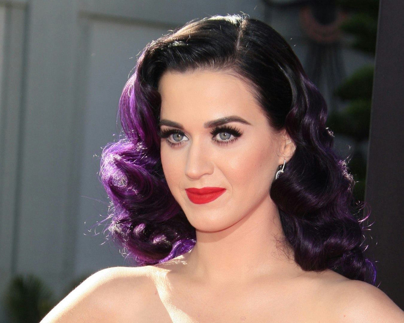 Katy Perry ser smuk ud med sort og lilla ombre