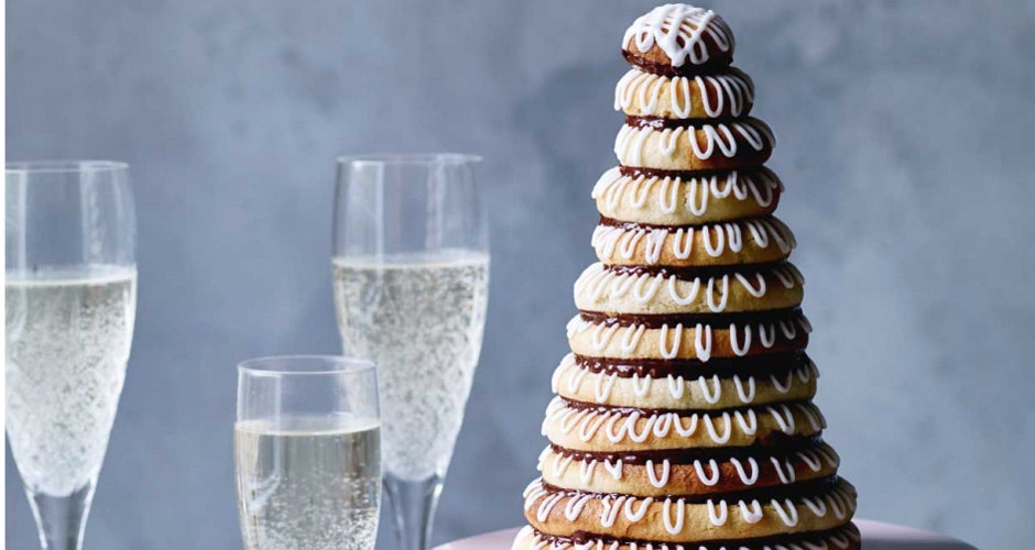 Overdådigt kransekagetårn med champagne.