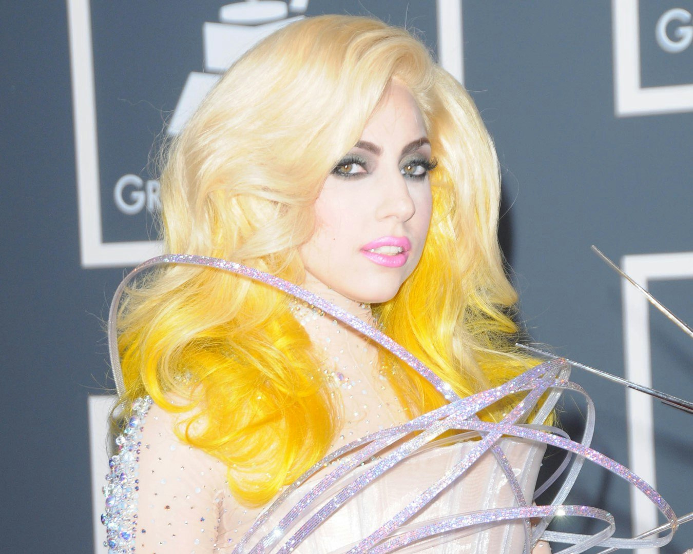 Lady Gaga ser fantastisk ud med sin dramatiske gule og platinblonde dip dye